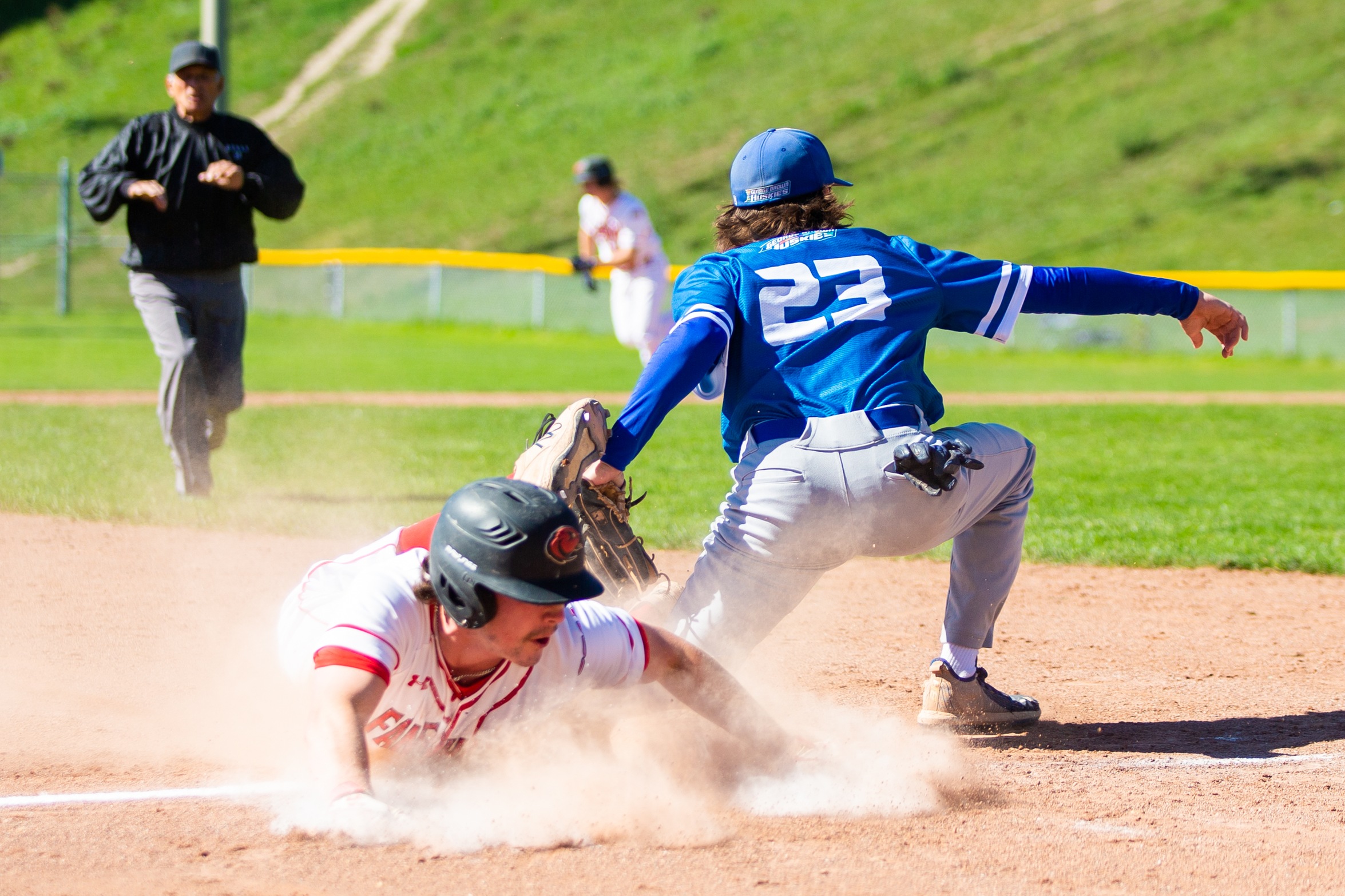 Huskies #23 tags out Fanshawe player sliding