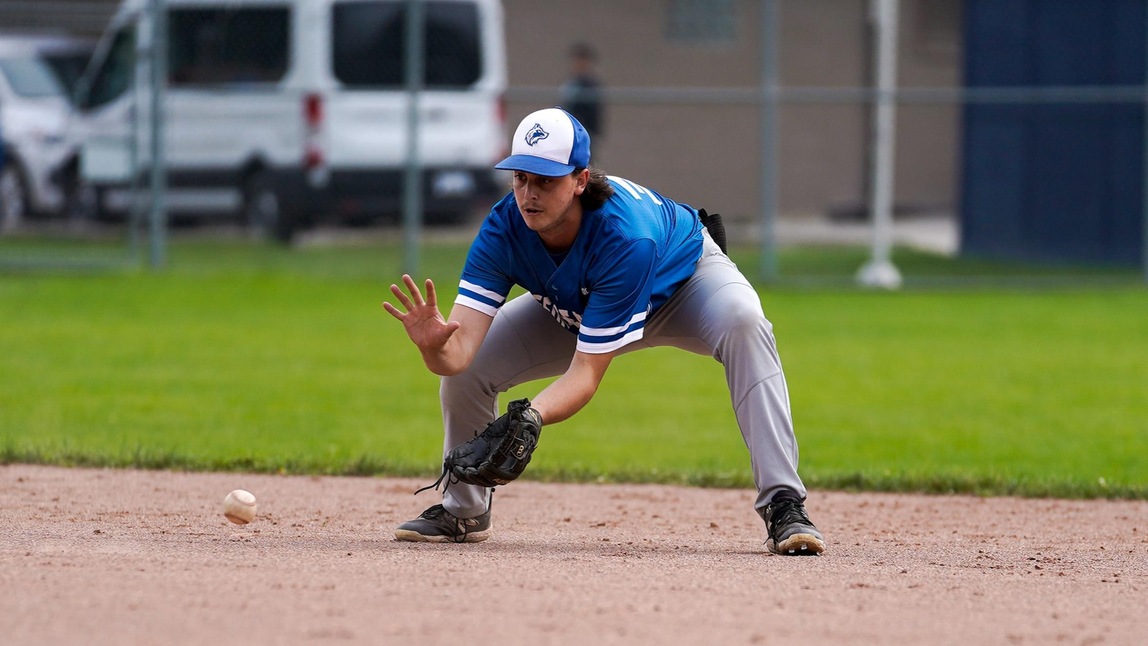HUSKIES FINISH SEASON WITH SPLIT