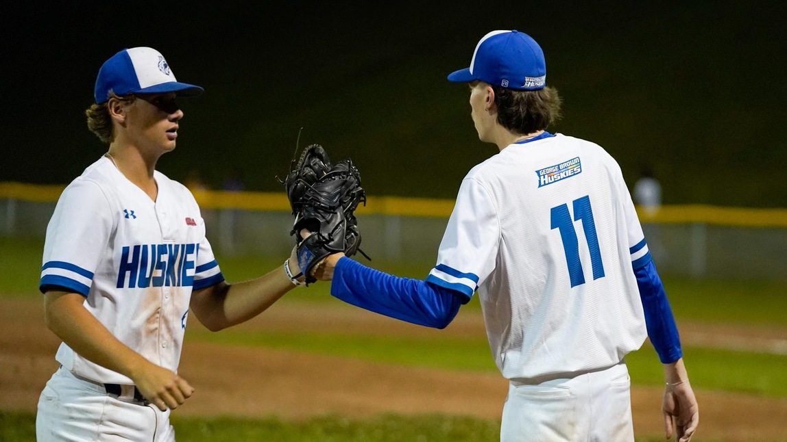 HUSKIES SWEEP SENECA