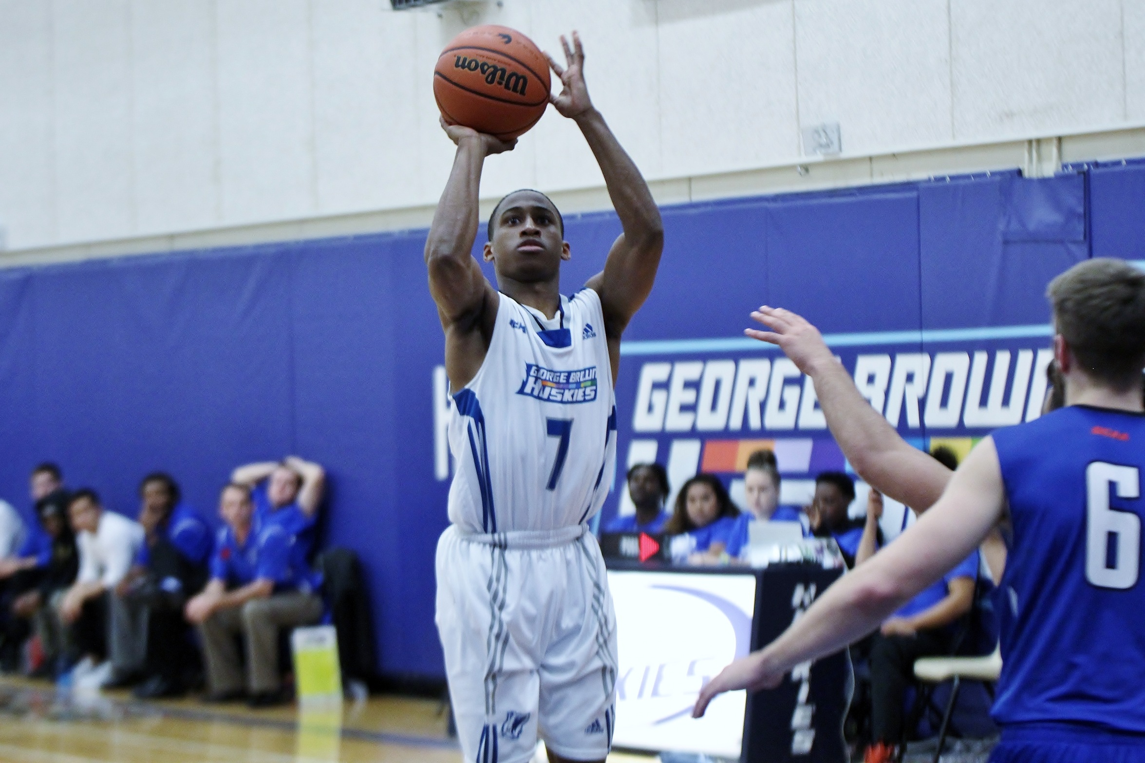 HUSKIES ROLL PAST BRUINS 105-87 TO CLOSE EAST/WEST HOLIDAY CLASSIC 2-1