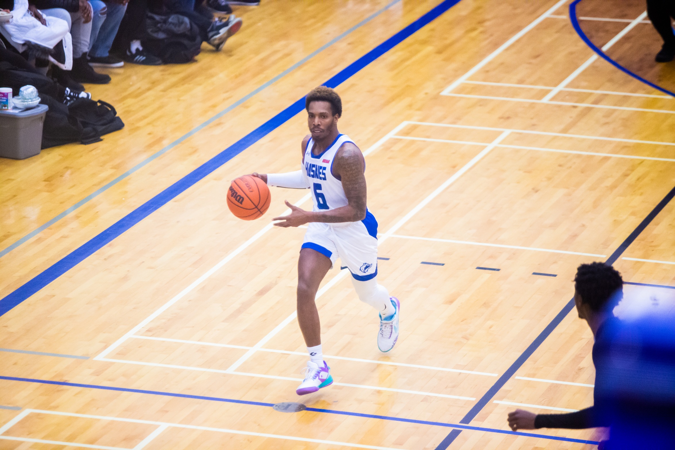 HUSKIES BASKETBALL TAKE DOWN THE STING