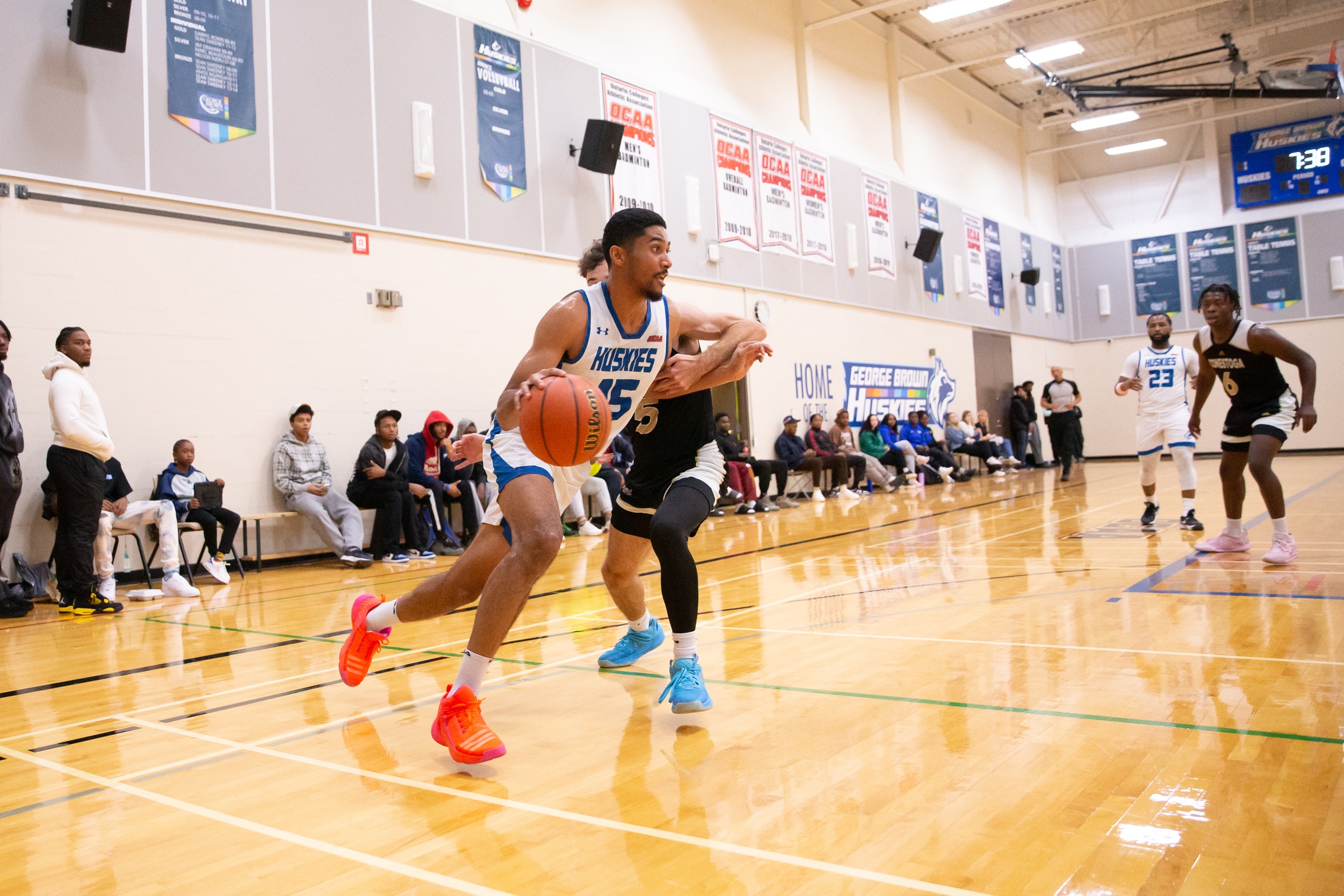 HUSKIES BOUNCE ST.LAWRENCE