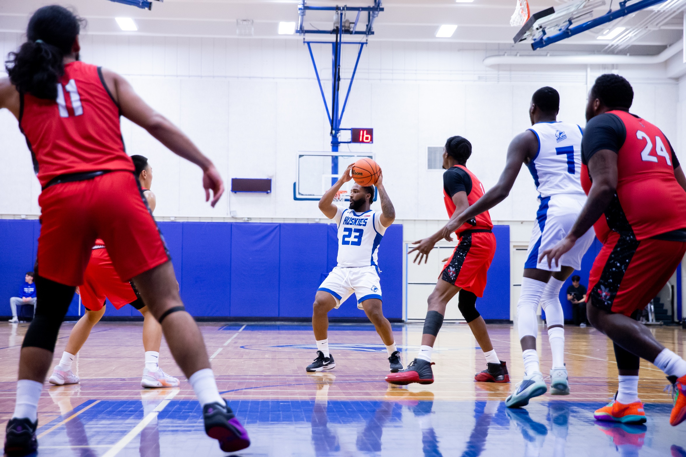 HUSKIES EDGE OUT SENECA