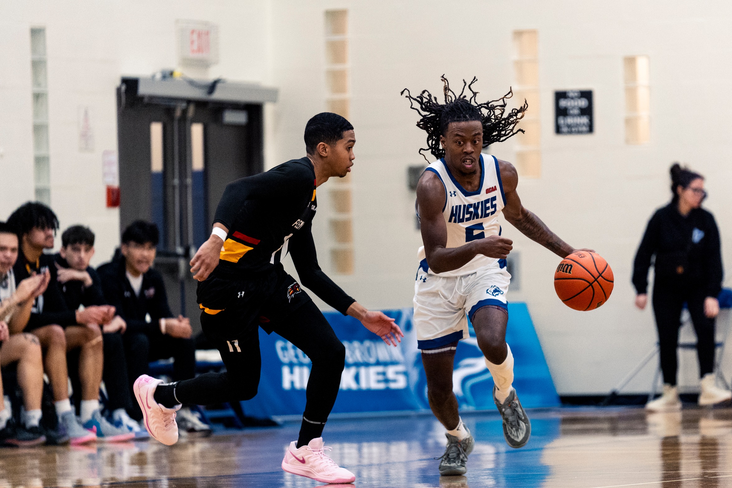 HUSKIES ROLL PAST FLEMING
