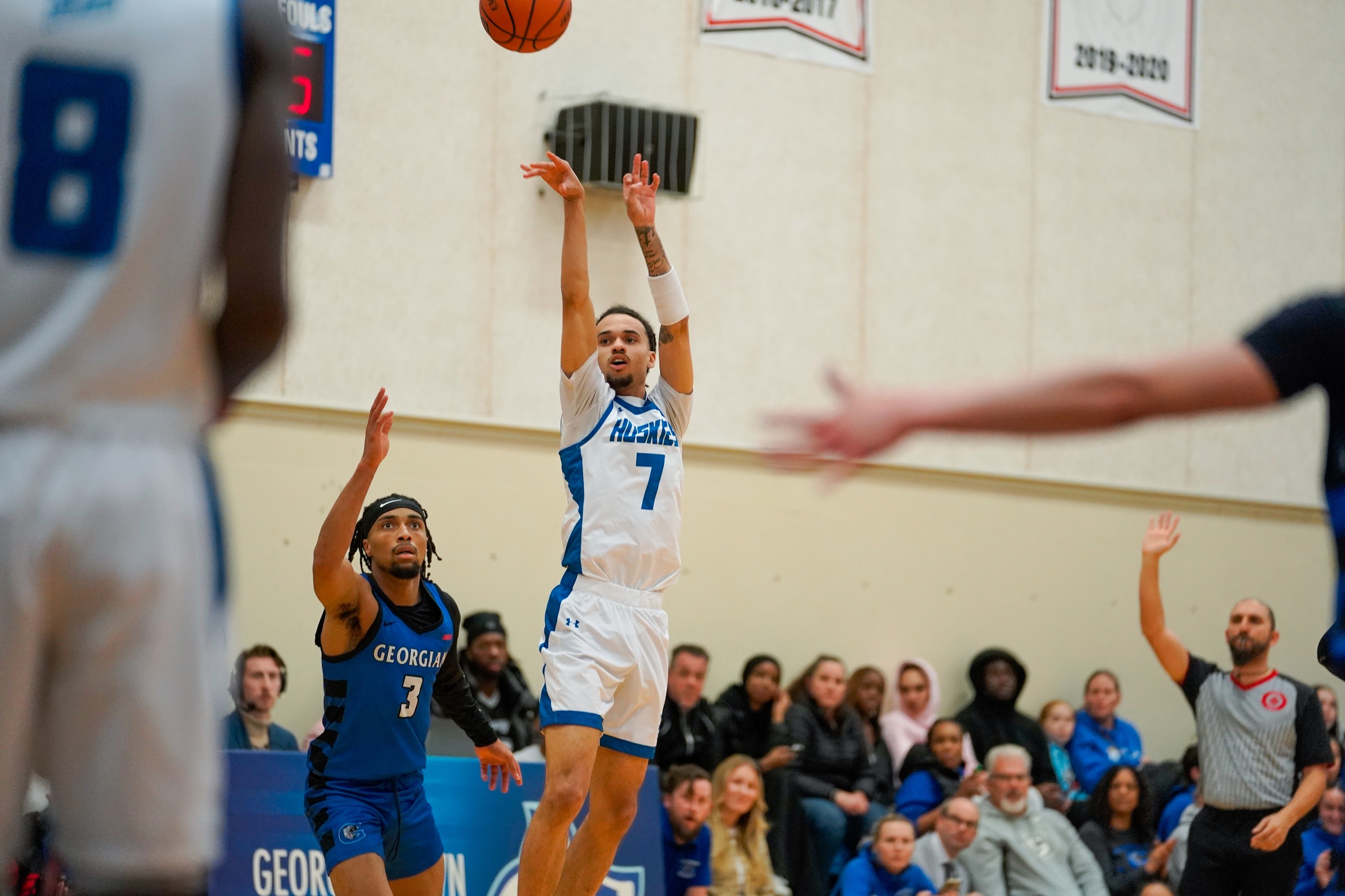 HUSKIES FALL SHORT TO GEORGIAN