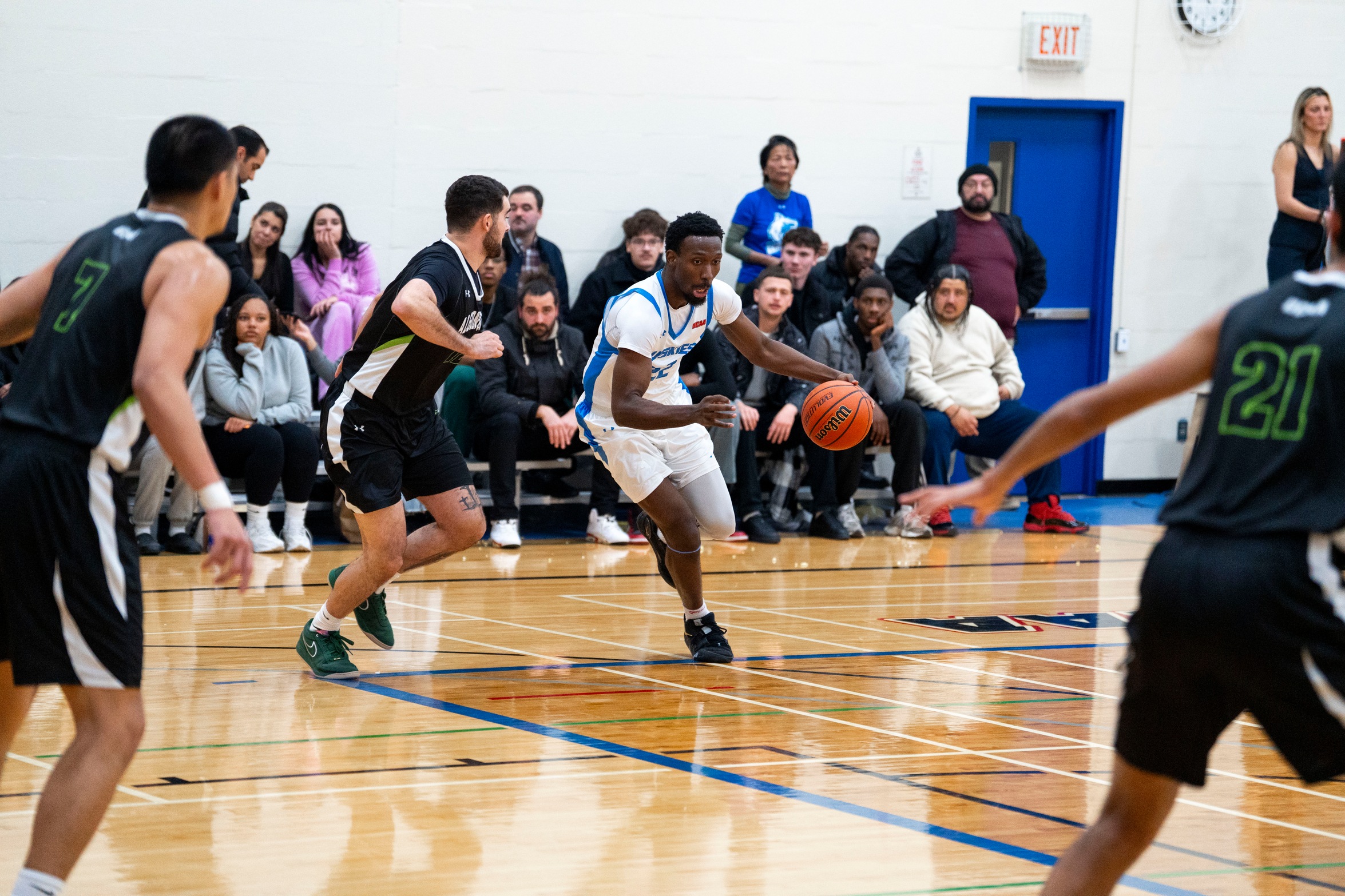 HUSKIES FALL TO ALGONQUIN