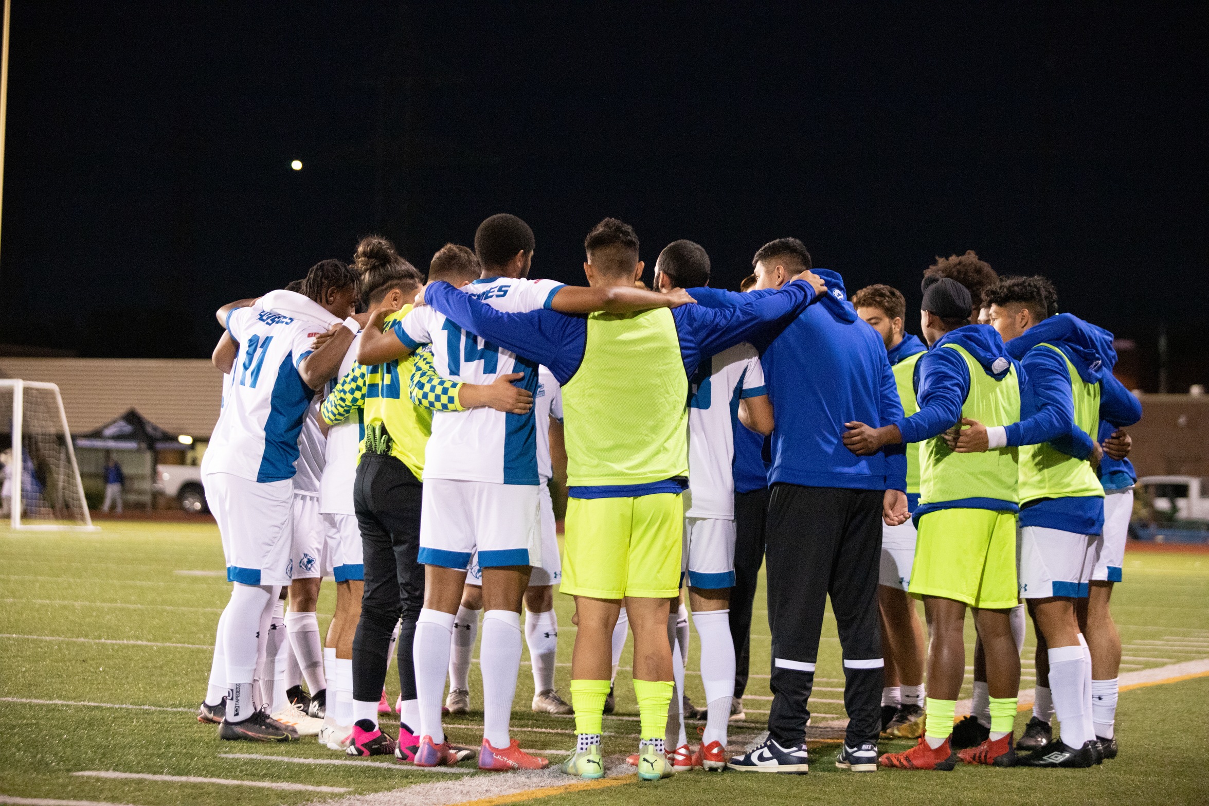 Huskies team huddle