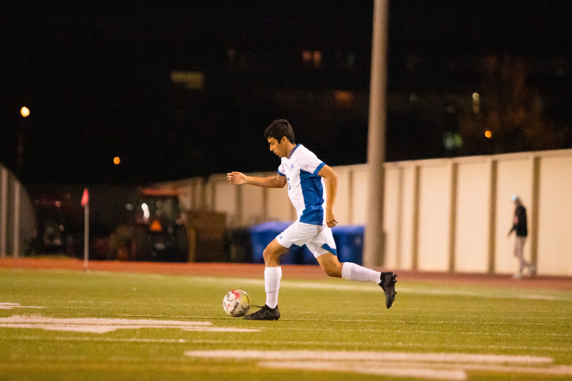 HUSKIES EDGE OUT SENECA