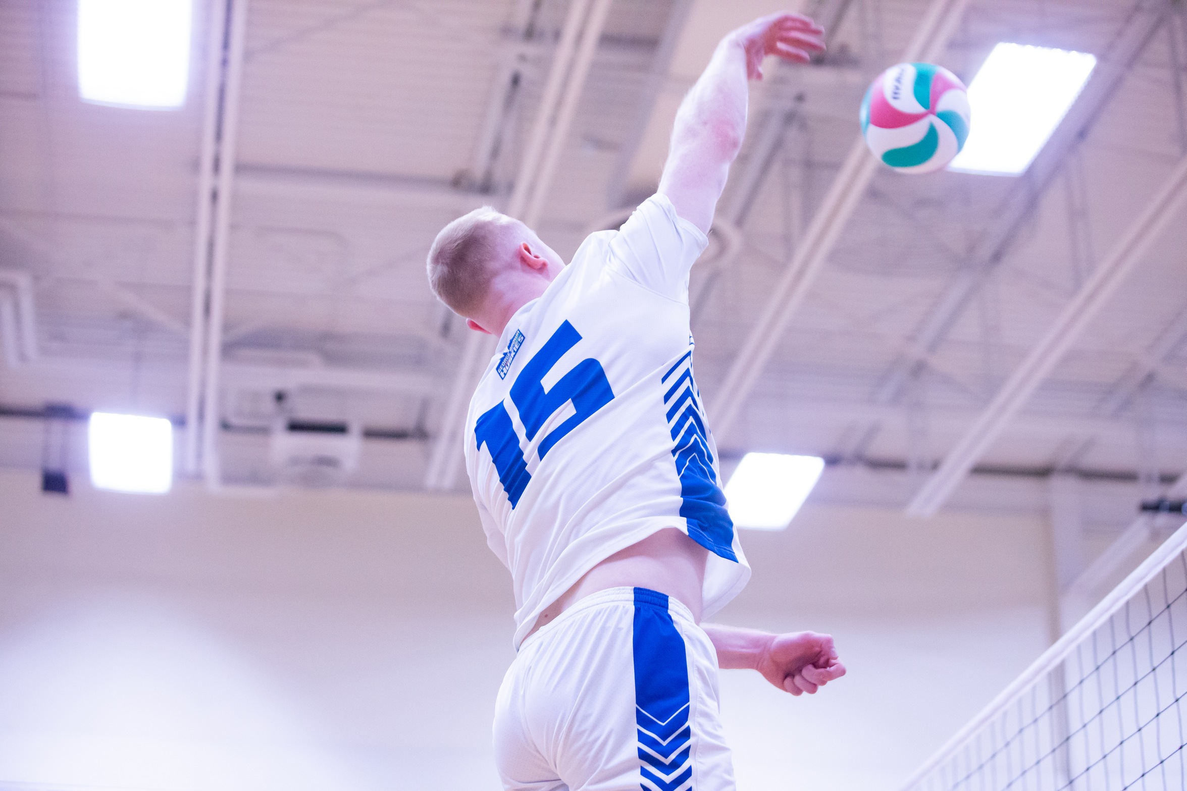 HUSKIES BOUNCE BACK IN FIVE-SET MATCH