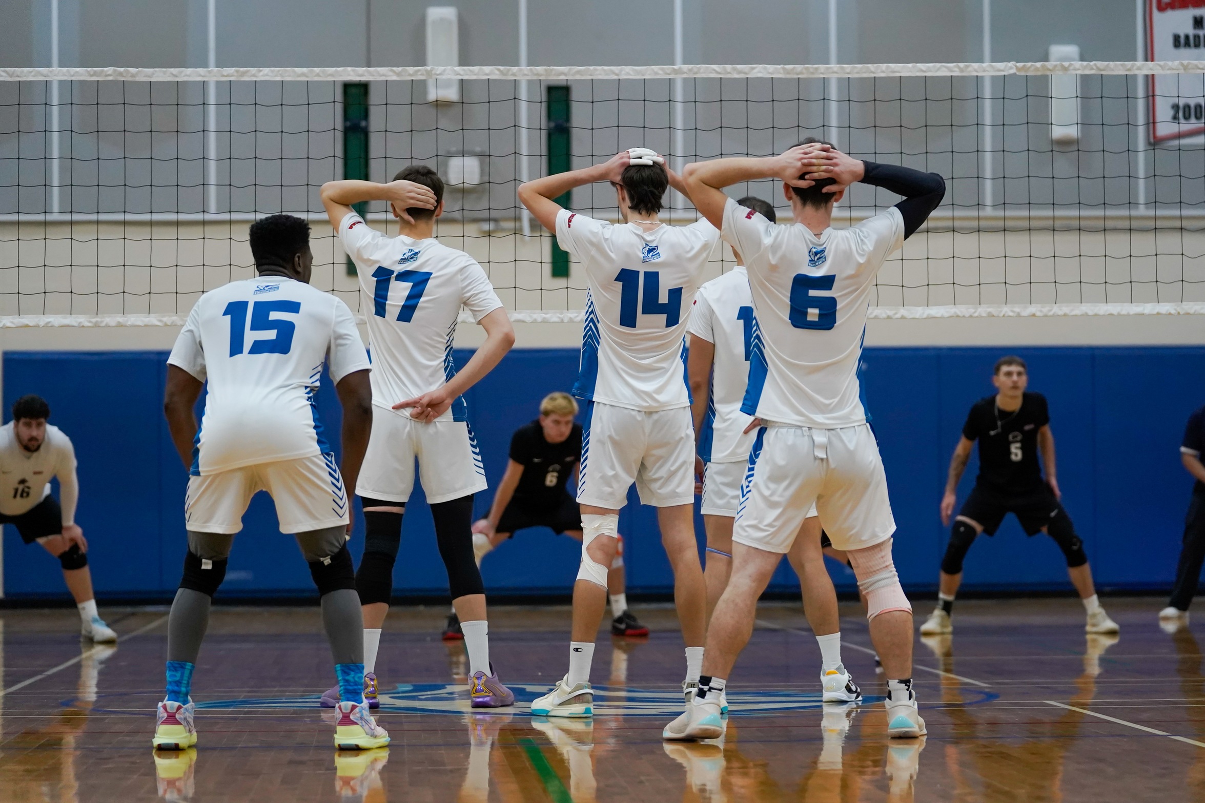 HUSKIES FALL TO ALGONQUIN