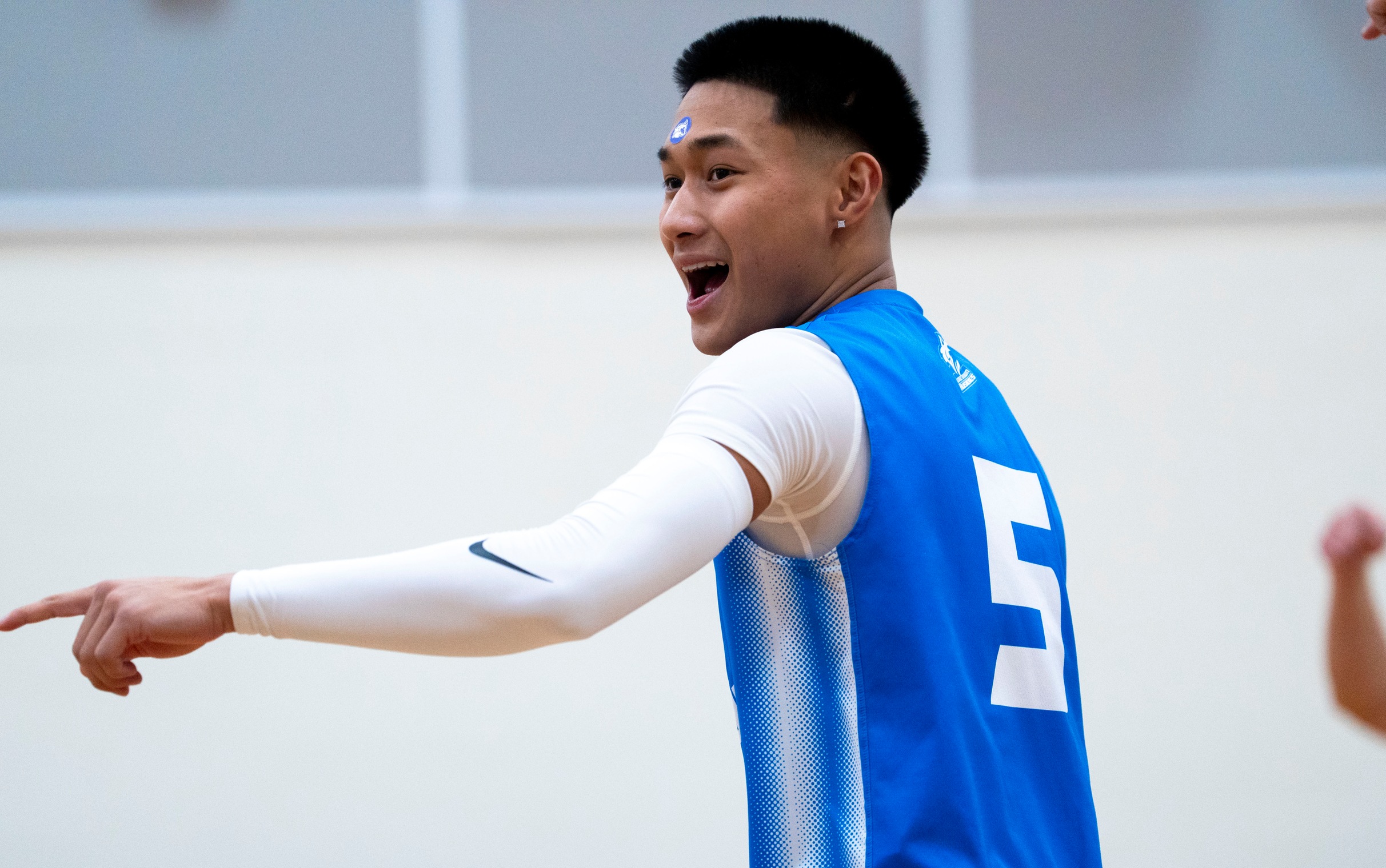 HUSKIES PUSH STREAK TO SIX