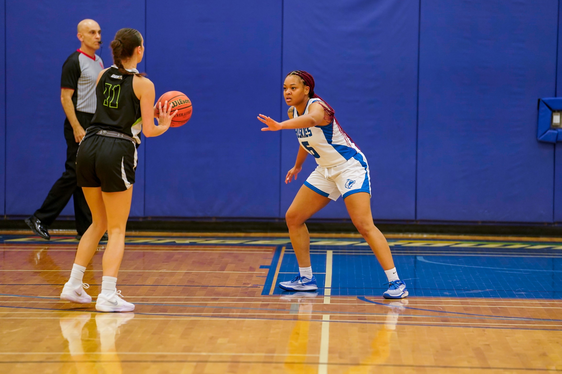 HUSKIES LOSS TO ALGONQUIN