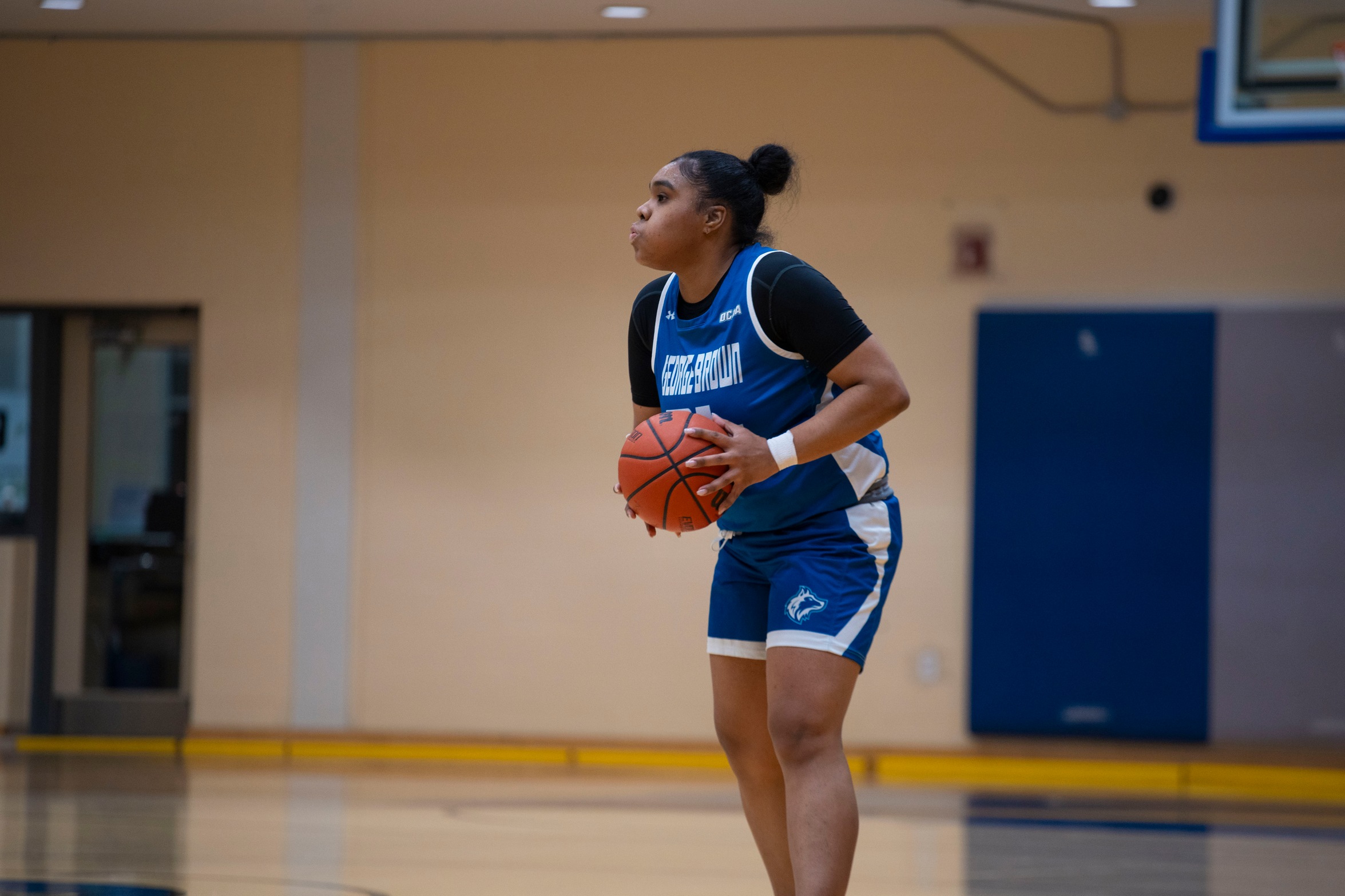 HUSKIES EDGED OUT BY LOYALIST