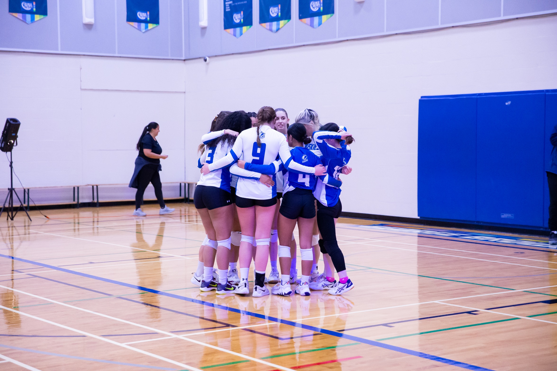 HUSKIES DROP FIVE-SETTER TO CENTENNIAL