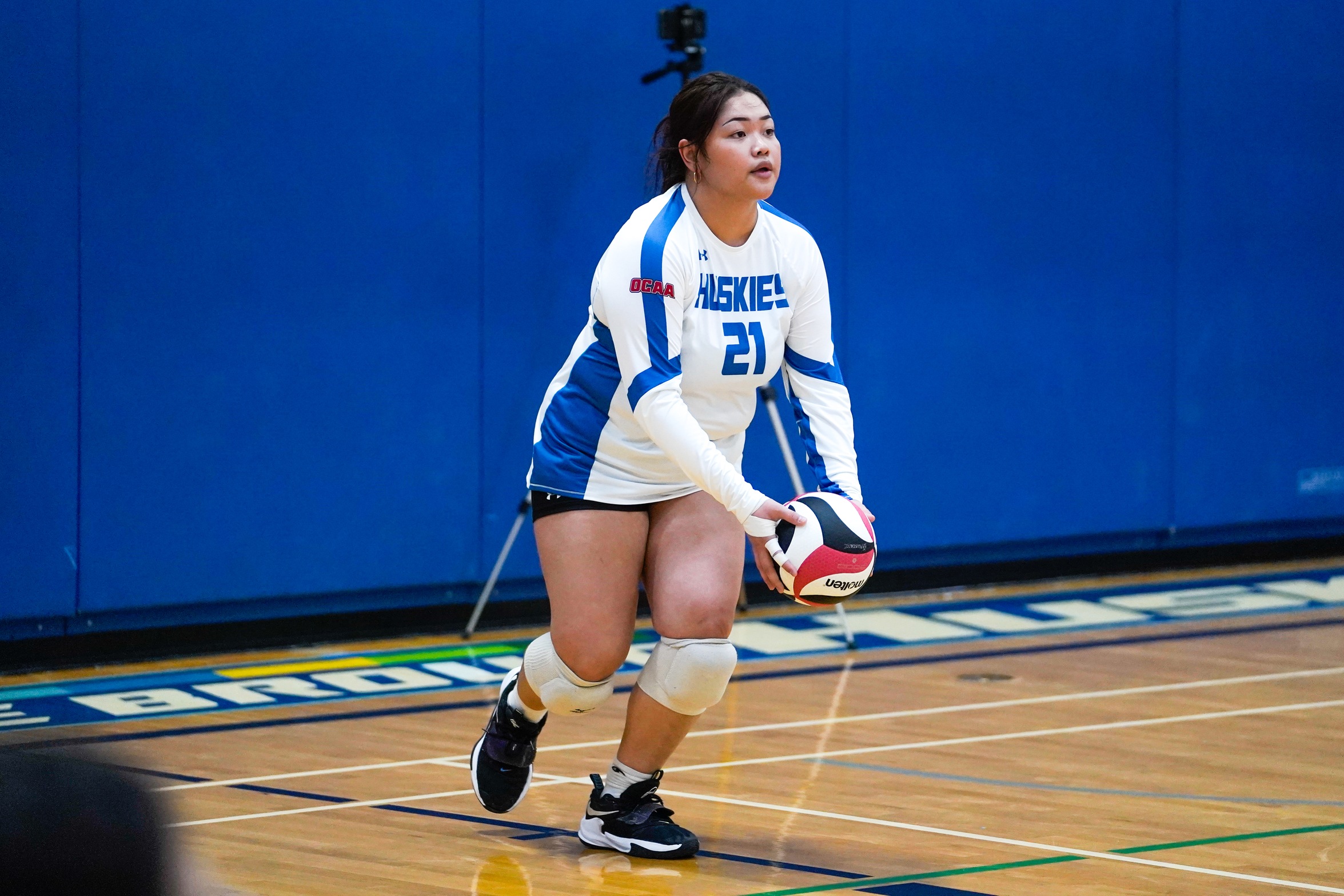 HUSKIES FALL TO LA CITE